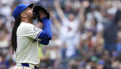 Luis Castillo steps in as a batter after injury forces Mariners to give up the designated hitter