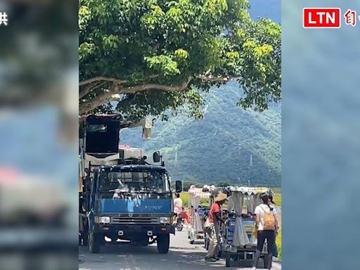 遊客與農機具爭道！ 台東伯朗大道「塞車」超驚險（民眾提供） - 自由電子報影音頻道