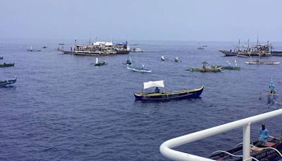 不畏中國水砲威脅！ 菲律賓逾100艘漁船勇闖南海爭議海域