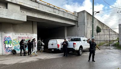 Abandonan 2 cuerpos debajo de puente en Cuernavaca