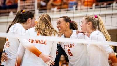 Setter Ella Swindle leads Texas volleyball to sweep of Houston