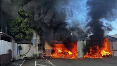 竹東鐵皮倉庫大火 整棟陷入火海濃煙竄天駭人 - 社會