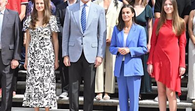 La Reina Letizia rescata sus zapatillas blancas para un jornada de audiencias en la Zarzuela