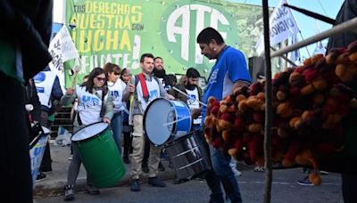 En medio de las tensiones por el ajuste, Milei llamó a paritarias a los estatales