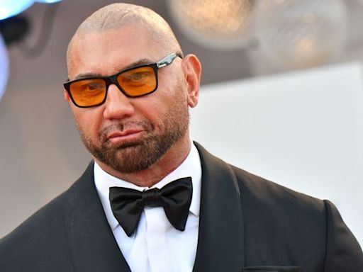 L’acteur et catcheur américain Dave Bautista se remémore son premier tatouage et le regrette amèrement