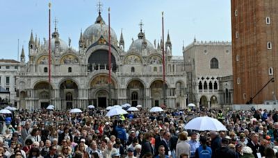 Papa Francisco preside missa para multidão em Veneza, sua primeira viagem em meses