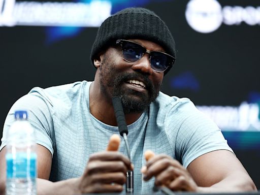 Warren leaps to defence of Chisora after he headbutted Deliveroo rider