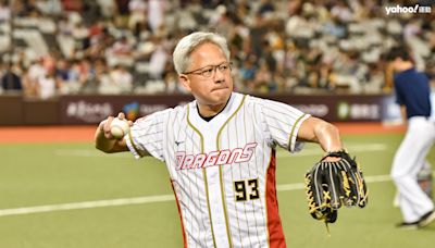 黃仁勳受邀開球葉君璋陪練 龍球員開玩笑喊「乾爹」