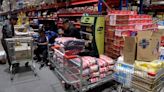 Chilenos cruzan a la Argentina para comprar "regalados" alimentos, combustibles y tocador