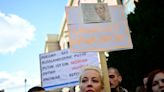 La opositora Yulia Navalnaya asiste a una protesta cerca de la embajada rusa en Berlín en medio de las elecciones en Rusia