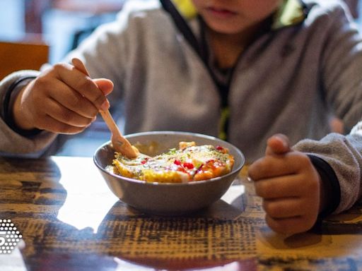 兒流感痊癒回幼兒園！遭老師隔離「大熱天獨坐走廊吃飯」 家長氣炸