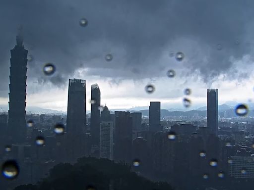 國家級警報響！午後大雷雨開炸台北「天空一片黑」 網友驚呼：雨用倒的