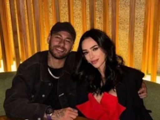 Neymar deixa Mavie em casa para curtir noite de romance com Biancardi