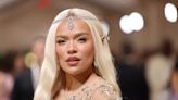 Karol G debuta en la Met Gala y comparan su look con la elfa Galadriel de 'El señor de los anillos'