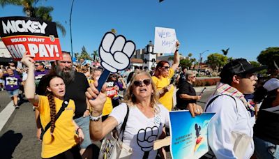 "Vivimos en coches y hostales": los trabajadores de Disneyland amenazan con convocar la primera huelga en 40 años