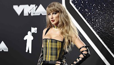 Every Look Taylor Swift Has Worn to the VMAs Since Her First Appearance in 2008