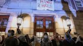 Estudiantes ocuparon un emblemático edificio de la Universidad de Columbia en medio de las protestas contra la guerra en Gaza