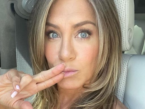 Jennifer Aniston flashes her abs in a crop top and leggings for gym selfie