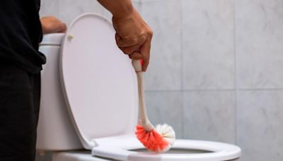 公司廁所要求員工輪流掃，為何老鳥們搶著做？超狂福利曝光 主管：新人菜鳥想掃還沒機會