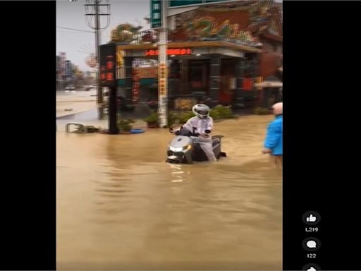 高雄仁武騎士「冒頭」涉水 電動機車成「水下潛艇」