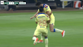 América vs Chivas | Israel Reyes y Ramón Juárez sufren terrible choque de cabezas (VIDEO)