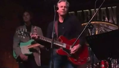Blinken sorprende en un bar de Kiev con una guitarra roja cantando 'Rockin' in the Free World'