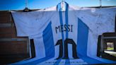 La gigante camiseta de Messi de 100 kilos llegó a Felicia junto a 30 banderas de pueblos santafesinos