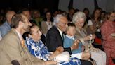 María Zurita presenta su libro acompañada de su mayor fan, su hijo Carlos, y rodeada de amigos