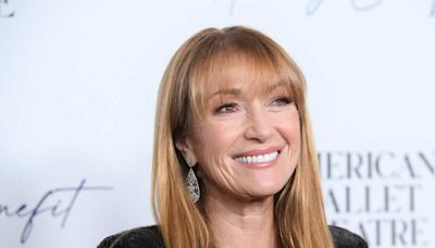 Jane Seymour Poses With Lookalike Sisters in Rare Photo