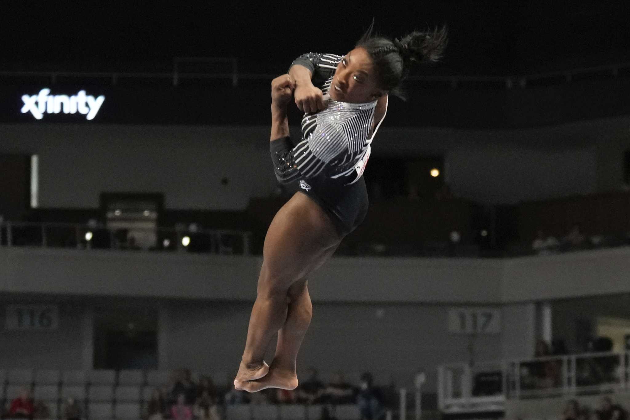 Simone Biles, looking perhaps better than ever, surges to early lead at US Championships