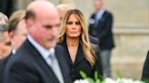 Melania Trump, arropada por su esposo Donald y su hijo Barron en el funeral de su madre