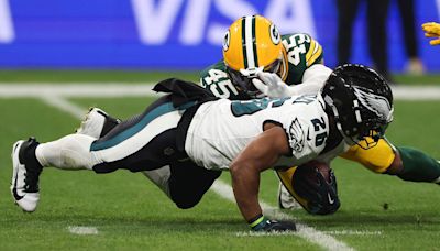 Saquon Barkley slips on first carry in Eagles debut, turns it around for Philadelphia touchdown in Brazil