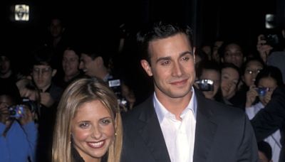 Sarah Michelle Gellar & Freddie Prinze Jr’s New Photo Shows How Their Romance Is Defying All Hollywood Odds