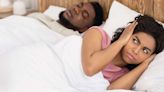 Dormir separados quando um dos dois ronca: é solução ou mais problema pra relação? Veja os prós e contras pro casal