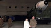 Corea del Norte: Kim Jong-un reveló la existencia de su hija durante el lanzamiento de un misil balístico