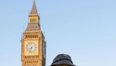 Stephen Curry enjoys London landmarks and surprises fan before heading to Paris