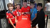Fotos: los primeros aficionados de Osasuna que compran la nueva camiseta