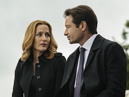 Gillian Anderson se refirió a la noche en la que ignoró a su novio y besó a David Duchovny: “¡No sé por qué lo hice!”