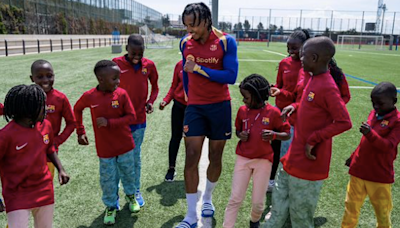 De Uganda a Barcelona: Masaka Kids Africana, los niños huérfanos que enamoran con sus bailes, visitan al FC Barcelona