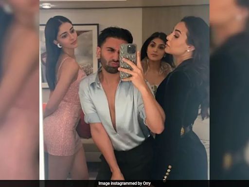 Orry's Mirror Selfie Features BFF Ananya Panday: "No One Enjoys Watching..."