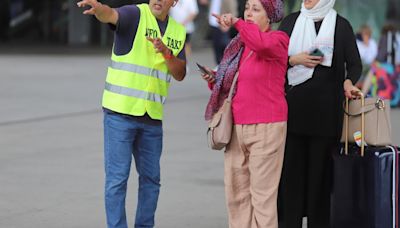 Patrullas de taxistas contra los piratas en el aeropuerto de Málaga: "No nos vamos a rendir"