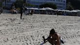 Em busca de tesouros: deteccionistas de metais garimpam Praia de Copacabana após show de Madonna