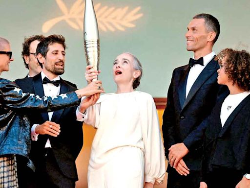 Una llama digna del séptimo arte; antorcha de París 2024 desfila por la alfombra de Cannes