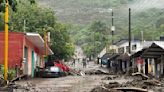 Avalancha de agua y lodo afecta docenas de viviendas en Tlilapan