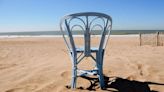 La historia de la silla que se convirtió en un símbolo de Mar del Plata y la reversión de la bisnieta de uno de sus creadores