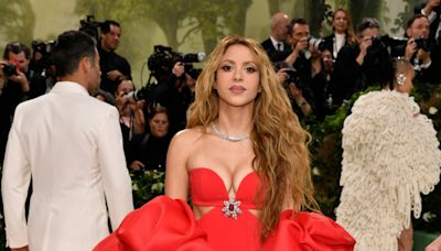 Shakira hace su debut en la Met Gala 2024 con espectacular vestido que deja al descubierto su pierna - El Diario NY