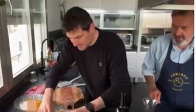 Lección magistral a Iker Casillas en la cocina... ¡y la teoría de los diez segundos!: "La primera vez que cocino, porque ¿los sándwich cuentan?"