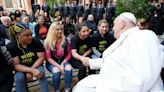 En la Bienal de Venecia, el papa visita una cárcel de mujeres y hace un llamado al sistema penitenciario