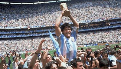 Se viralizaron imágenes inéditas de Diego Maradona con la Copa del Mundo en México 86