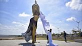 Inauguran escultura de Shakira en su Barranquilla natal